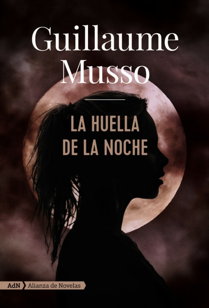 Portada de 'La huella de la noche' del escritor francés Guillaume Musso que muestra la silueta de perfil de una mujer en negro y de fondo la luna